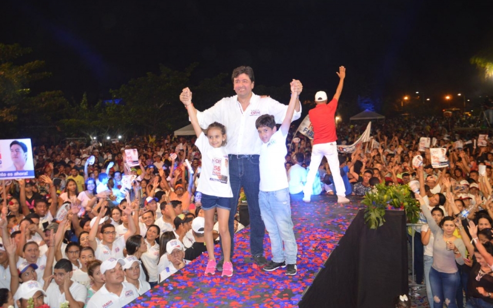 Óscar Mejía | Seguimiento.co El candidato Fabián Castillo presentó a su familia ante los asistentes.
