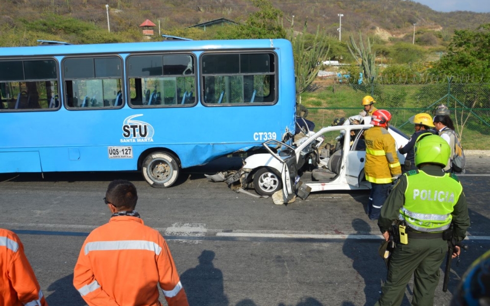 El vehículo impactó a la buseta por la parte de atrás.