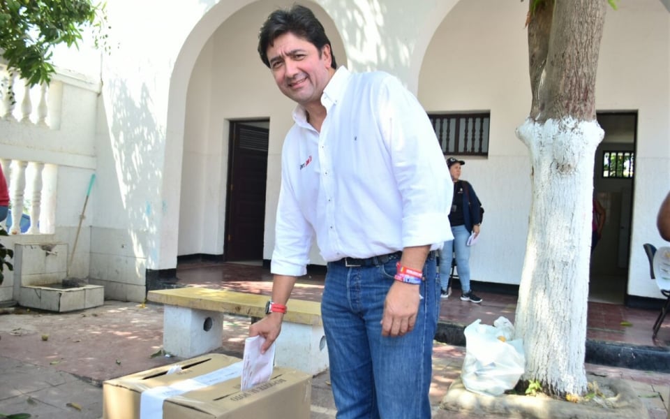 Fabián Castillo, candidato al Senado, ejerciendo su derecho al voto.