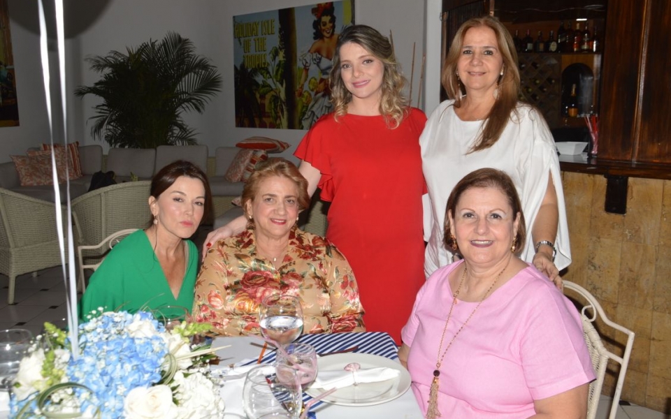 Oscar Mejía/seguimiento.co Karina Santodomingo, Cora de Soto, Rosario Martínez, Elsy de Gutiérrez junto a María Angélica Gutiérrez de Piñeres.