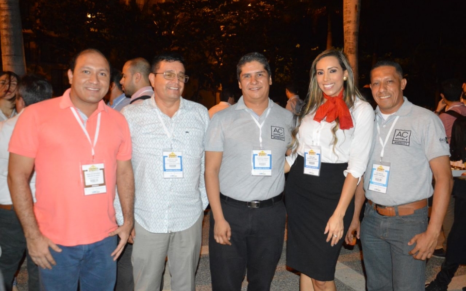 Marlon Redken, Francisco Coronado, Mauricio Martínez, Carolina Ortega y Luis Romero. 