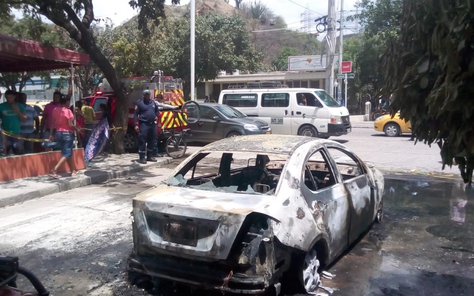 En este estado quedó el taxi luego de la conflagración.