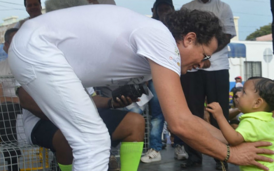 Carlos vives siempre se muestra cercano con los niños.