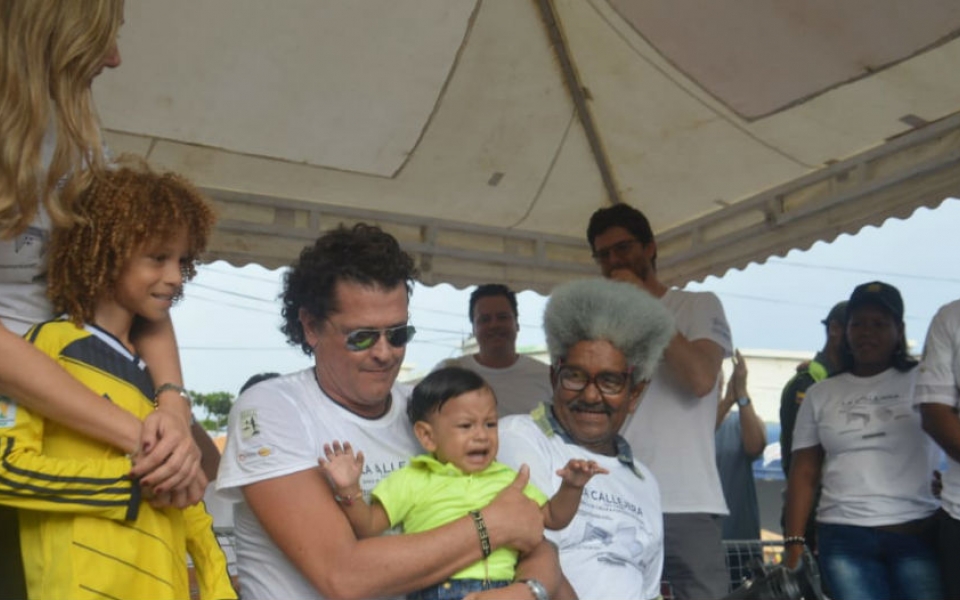 Carlos vives siempre se muestra cercano con los niños.