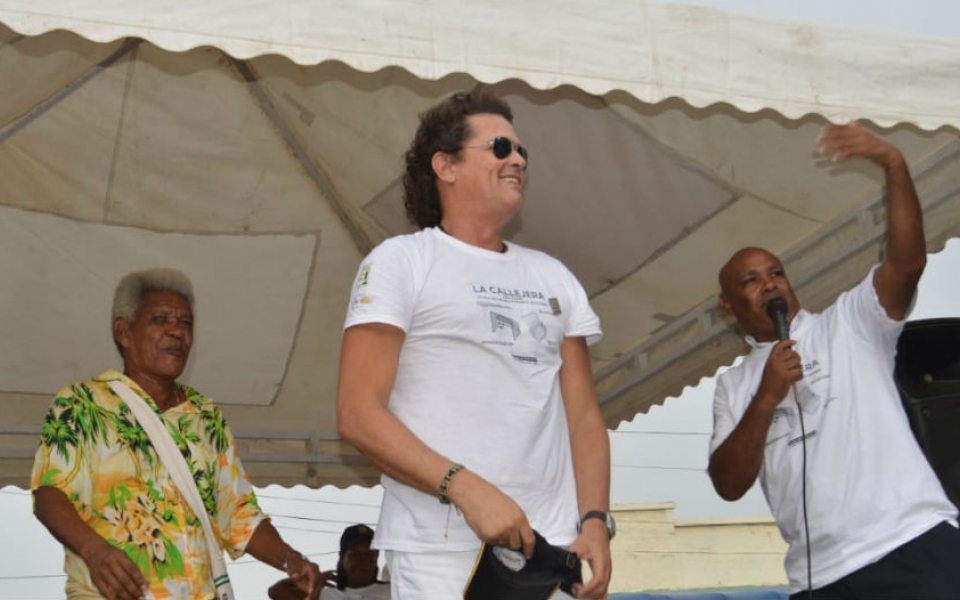 CARLOS VIVES DEPARTIÓ CON LÍDERES Y GESTORES CULTURALES DEL BARRIO.