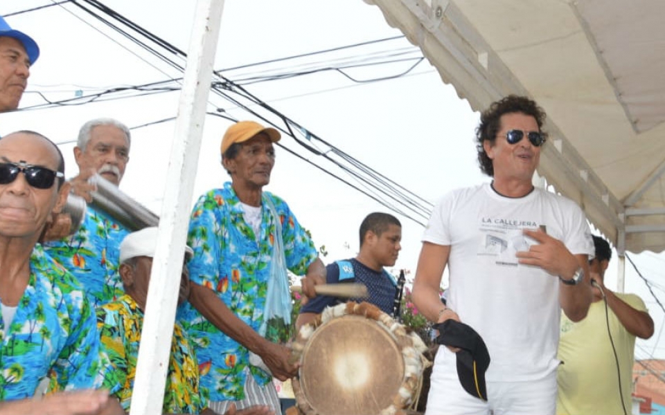 Carlos Vives y la tambora de pecaíto.