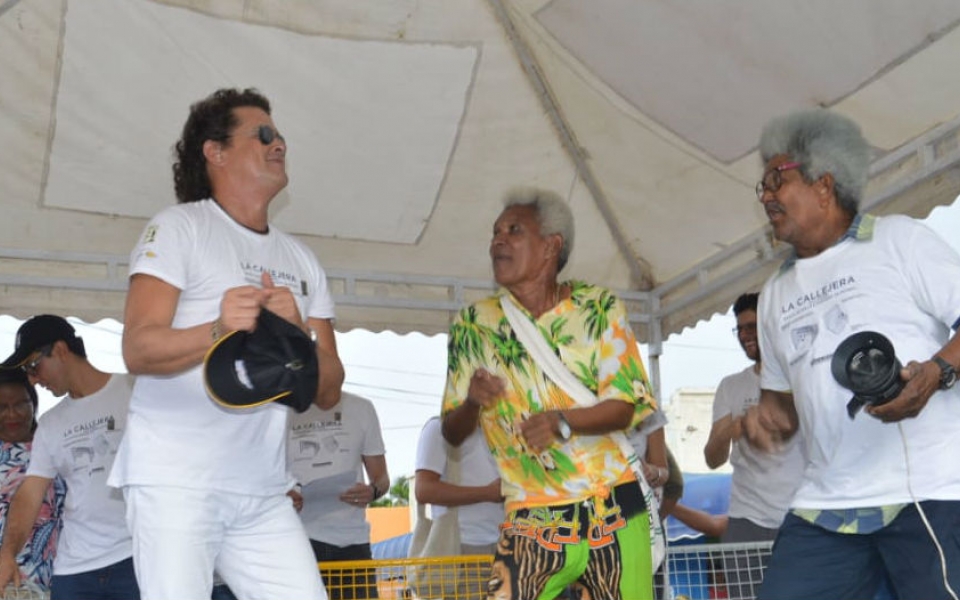 CARLOS VIVES DEPARTIÓ CON LÍDERES Y GESTORES CULTURALES DEL BARRIO 