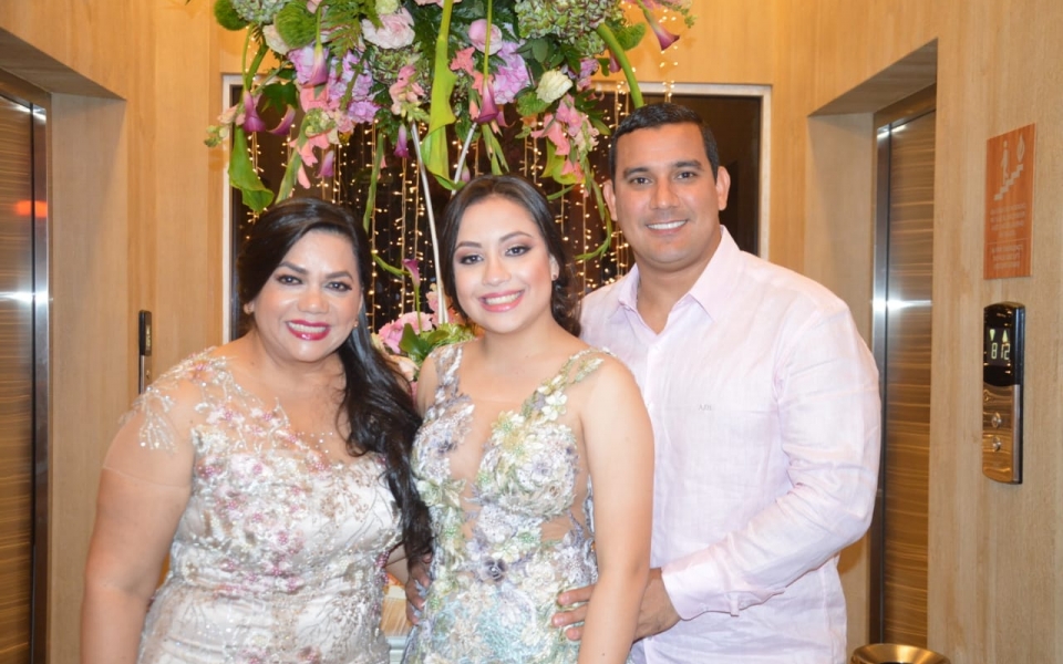 Óscar Mejía - Seguimiento.co Adriana Ramírez, con Andrés Pabón y Manuela Pizarro.