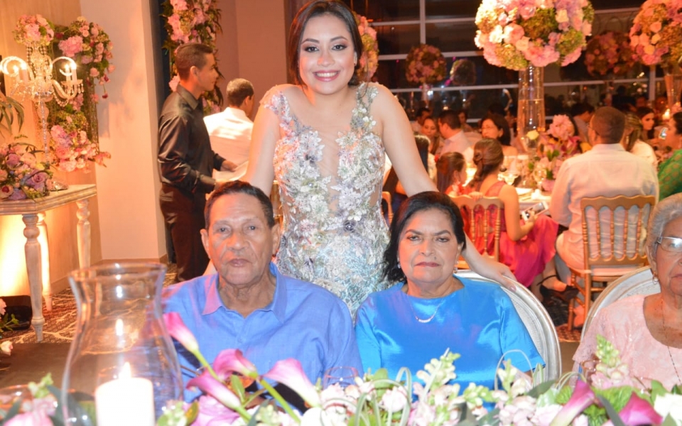 Óscar Mejía - Seguimiento.co Los abuelos de la quinceañera: Héctor Pizarro y Adriana Martínez.