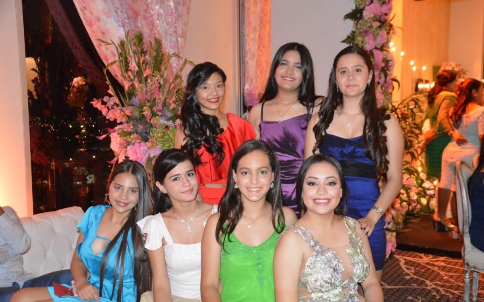 Lili carreño Arango, Mariana Messier, María Andrea Bolaño, Nataly Cotes, entre otras amigas de la quinceañera. 