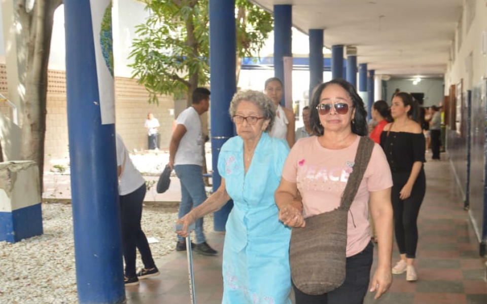 Los votos de los adultos mayores se destacan frente a la participación de los jóvenes en la ciudad.