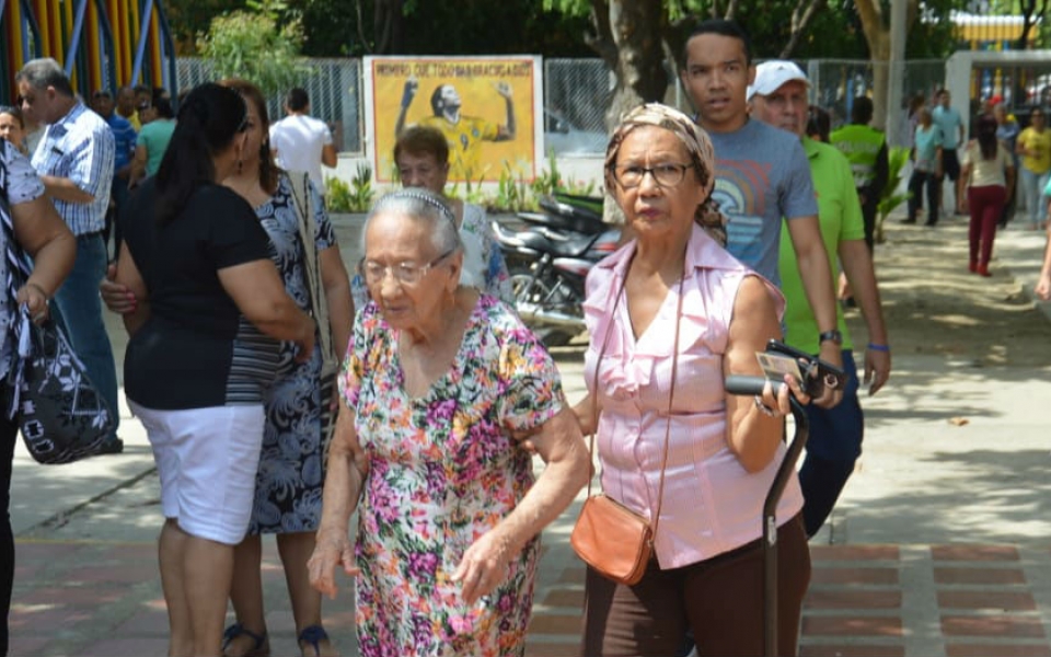 Los votos de los adultos mayores se destacan frente a la participación de los jóvenes en la ciudad.