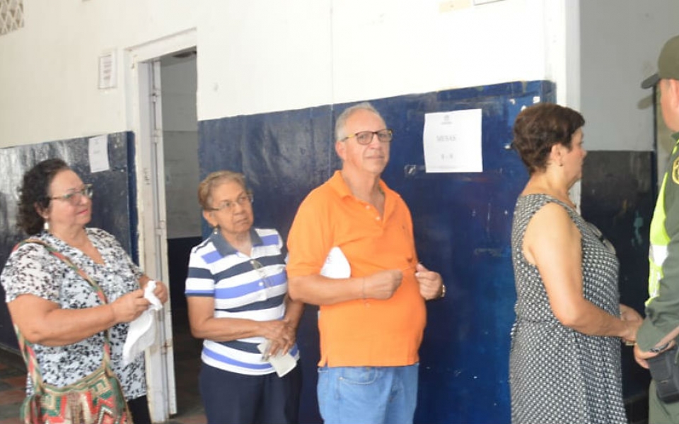 Los votos de los adultos mayores se destacan frente a la participación de los jóvenes en la ciudad.