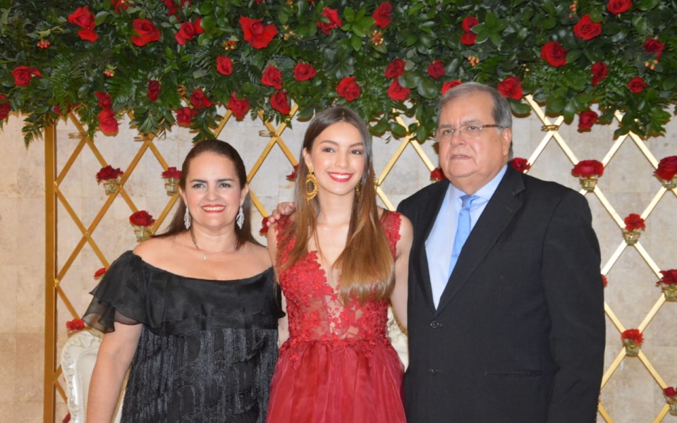 Óscar Mejía - Seguimiento.co María Alejandra Pérez con sus padres Isbelia Valencia y Alejandro Pérez.