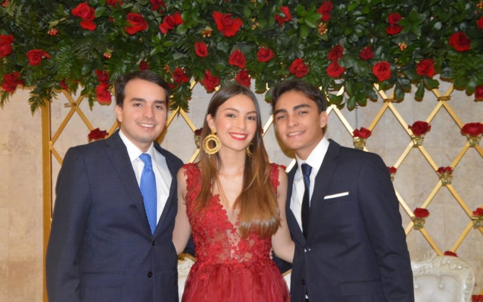 Óscar Mejía - Seguimiento.co María Alejandra Pérez con sus hermanos, Carlos Eduardo y Luis Felipe.