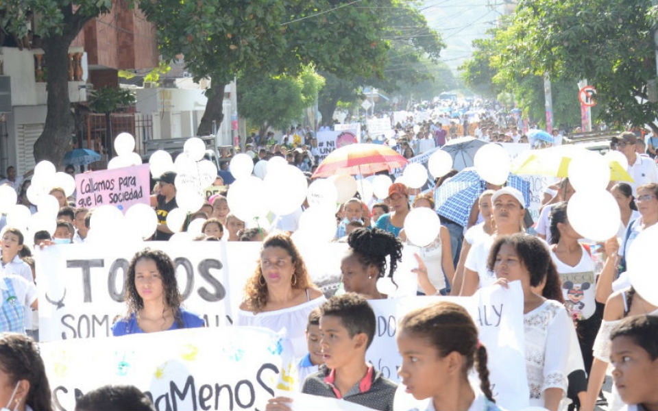 Estudiantes, docentes y la comunidad en general se unió a la marcha pacífica.