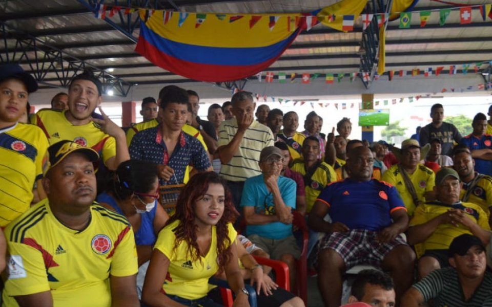 En el mercado, las personas se aglomeraron a ver el partido de Colombia.