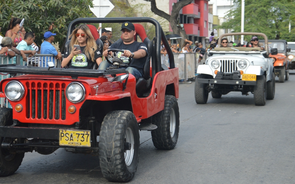 Desfile de autos antiguos.