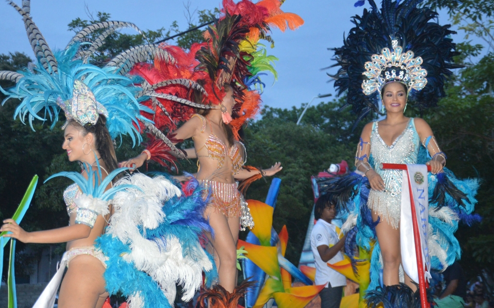 Las candidatas durante el desfile folclórico.