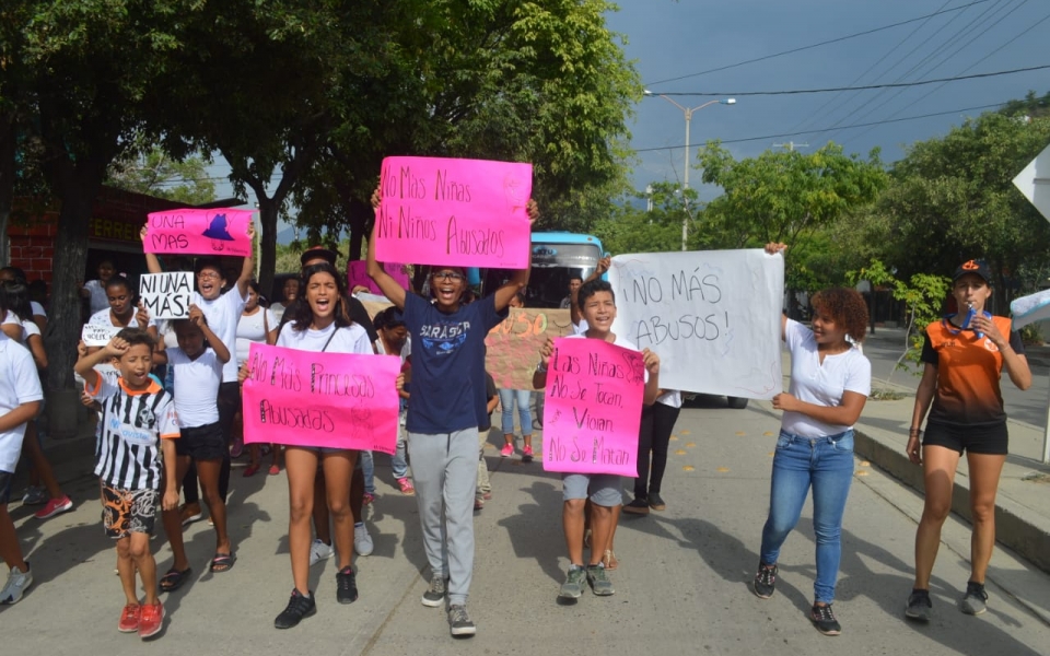 Familiares y vecinos del sector llegaron hasta la URI y piden a las autoridades que el caso de la menor no quede impune. 