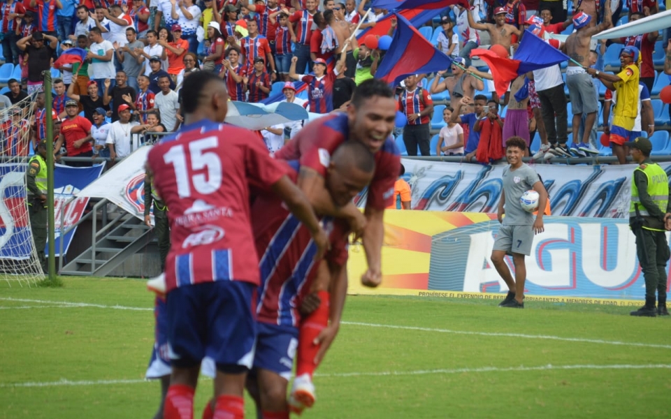 Los jugadores celebrando sus goles.