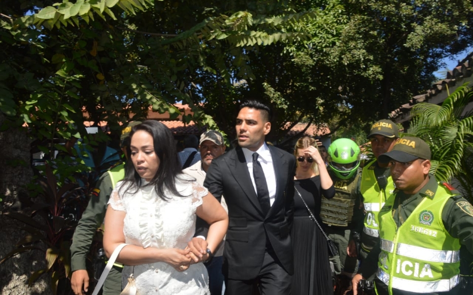 Óscar Mejía - Seguimiento.co Falcao García, junto a su madre, Carmenza Zárate; y su esposa, Lorelei Taron.