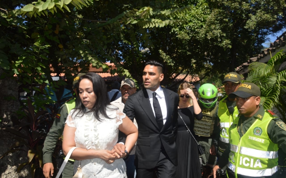 Falcao García, junto a su madre, Carmenza Zárate; y su esposa, Lorelei Taron.