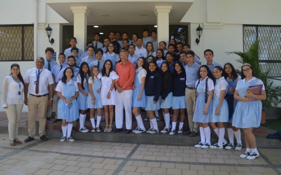 El Embajador de Francia en compañía de un grupo de estudiantes del Colegio Bilingüe de Santa Marta