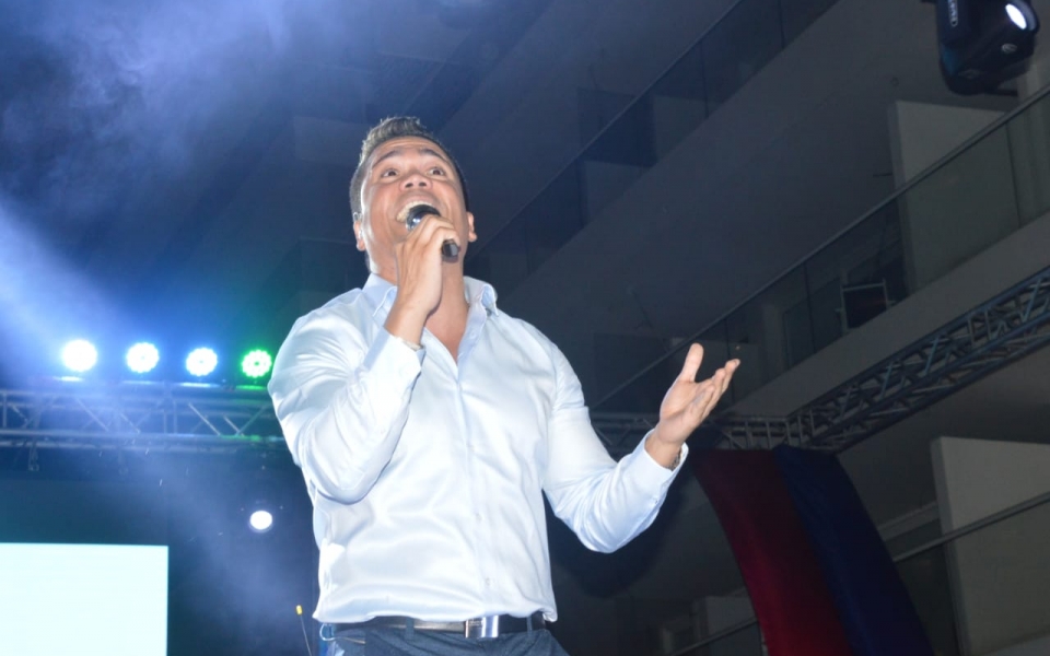 El cantante Michel Torres alegró a los asistentes con su canción 'Dale samario'.