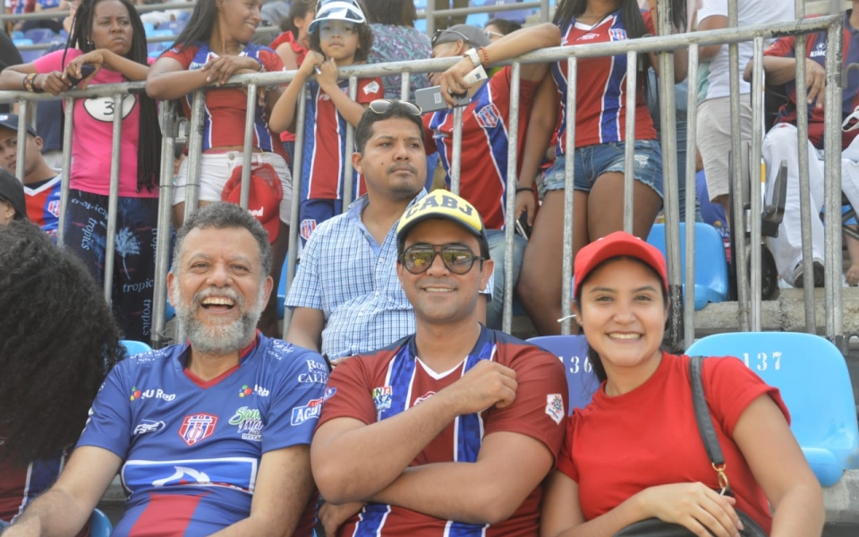 el Padre Linero y otros aficionados al equipo bananero