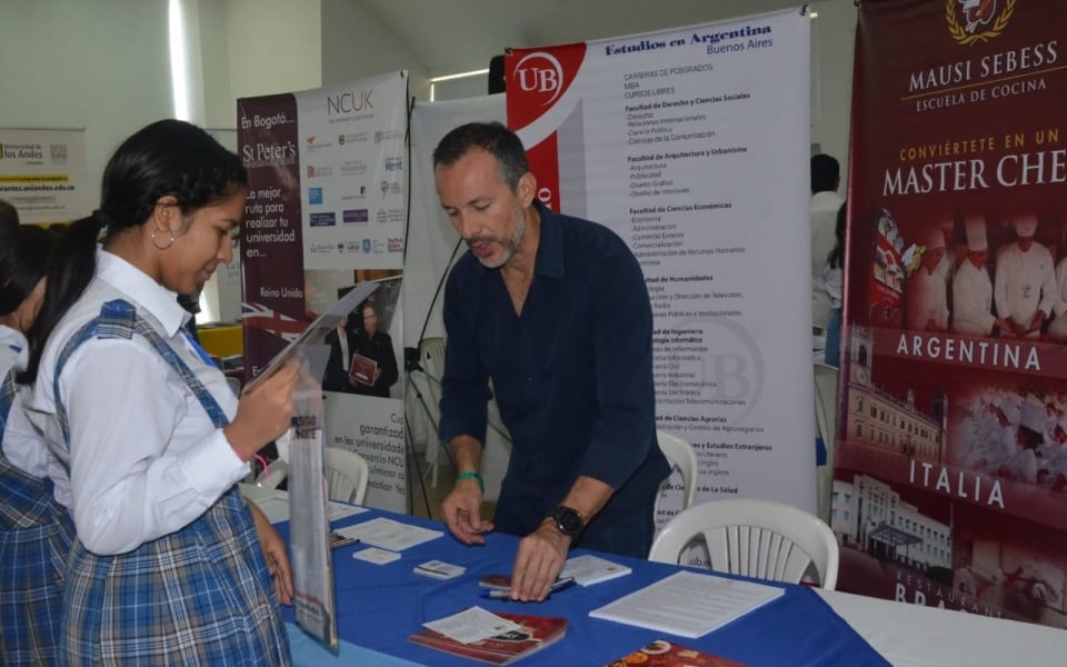 Oscar Mejía-Seguimiento Feria de Universidades en el Colegio Bilingüe Santa Marta