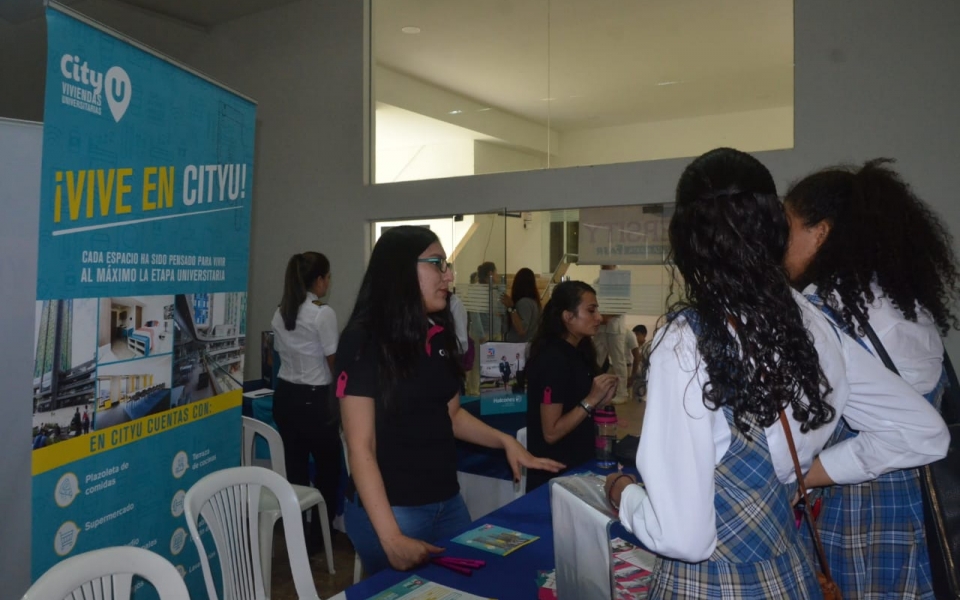Oscar Mejía-Seguimiento Feria de Universidades en el Colegio Bilingüe Santa Marta