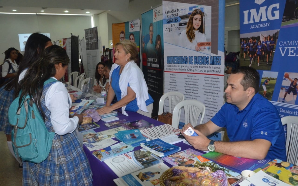 Oscar Mejía-Seguimiento Feria de Universidades en el Colegio Bilingüe Santa Marta