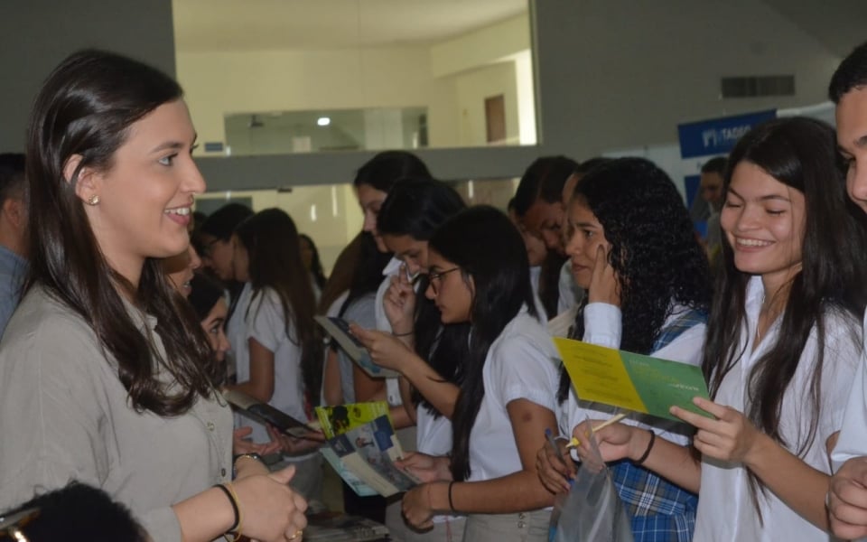 Oscar Mejía-Seguimiento Feria de Universidades en el Colegio Bilingüe Santa Marta