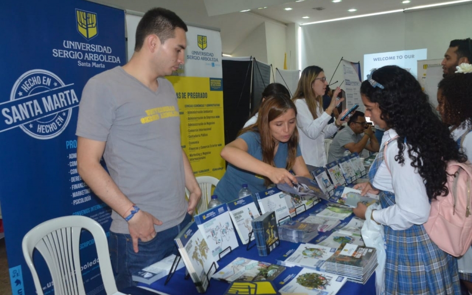 Oscar Mejía-Seguimiento Feria de Universidades en el Colegio Bilingüe Santa Marta