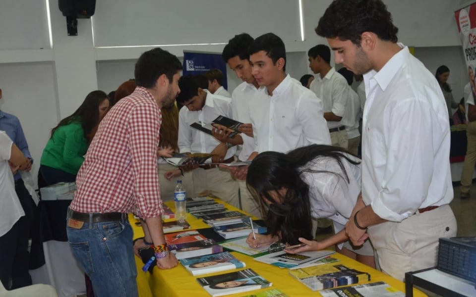 Oscar Mejía-Seguimiento Feria de Universidades en el Colegio Bilingüe Santa Marta