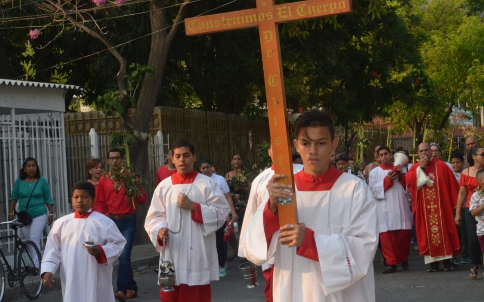 Con procesión, los feligreses de Iglesia Nuestra Señora de Fátima del barrio Manzanares inician su domingo