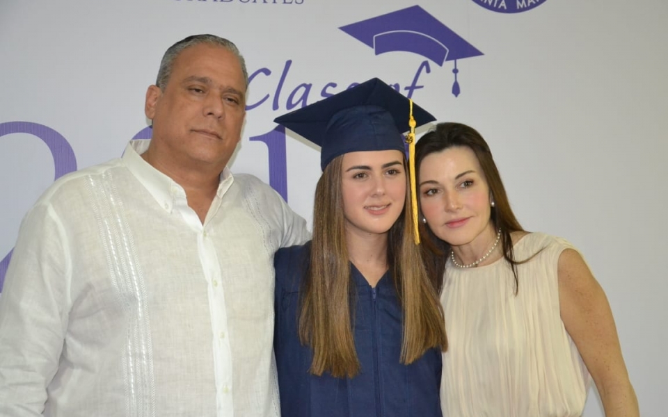 Graduandos junto a familiares y amigos.