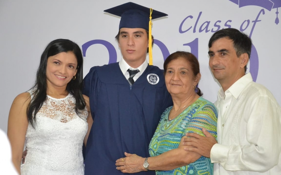 Graduandos junto a familiares y amigos.