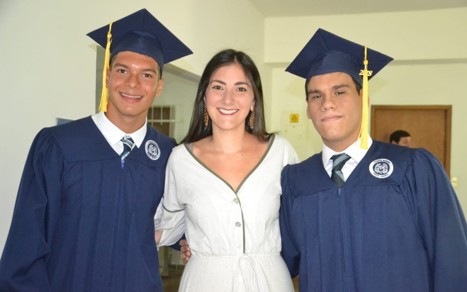 Graduandos junto a familiares y amigos.