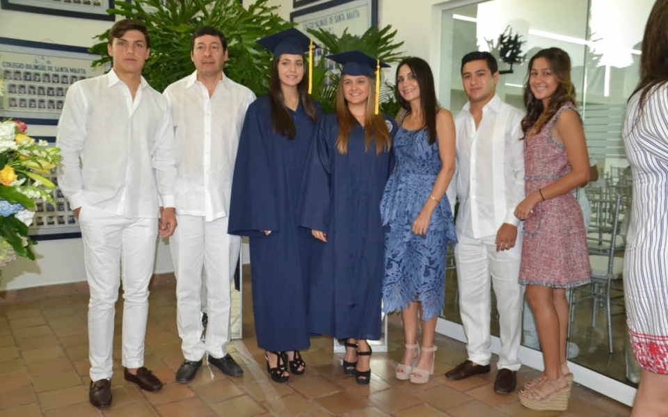 Graduandos junto a familiares y amigos.