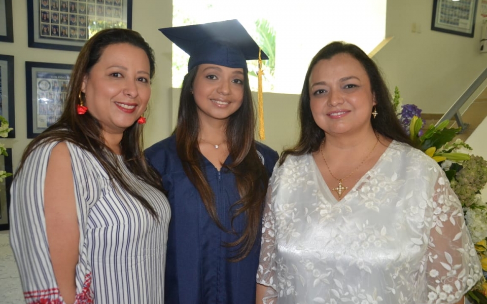 Graduandos junto a familiares y amigos.