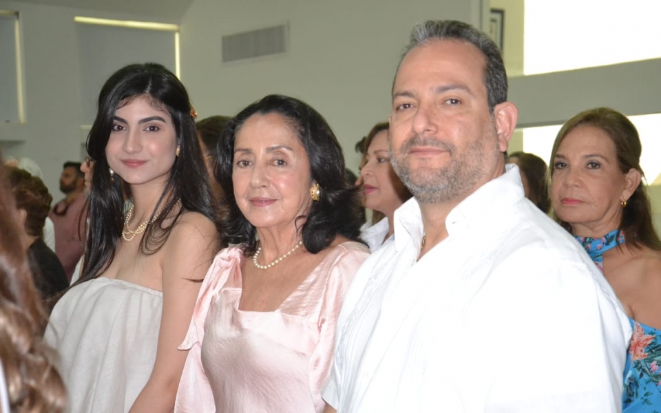 Graduandos junto a familiares y amigos.