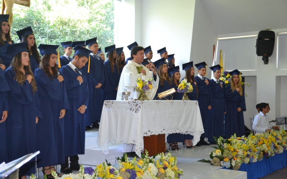 Graduandos junto a familiares y amigos.