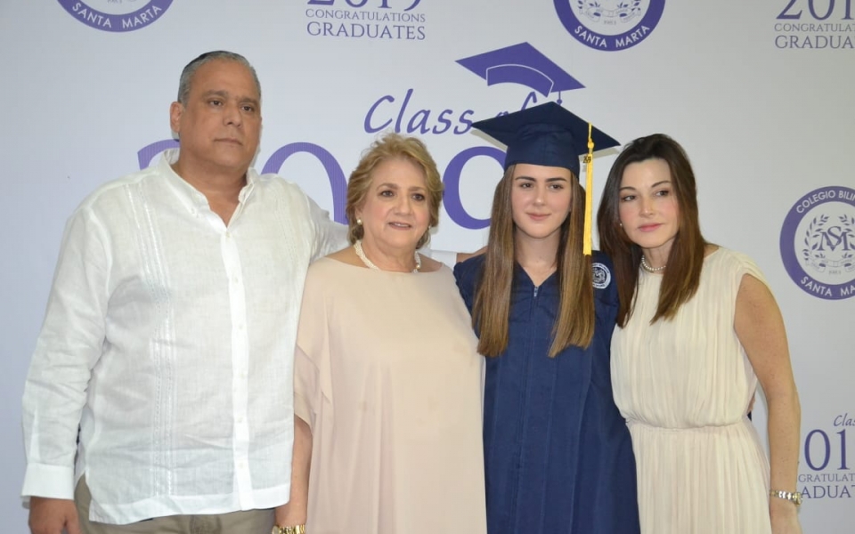 Graduandos junto a familiares y amigos.