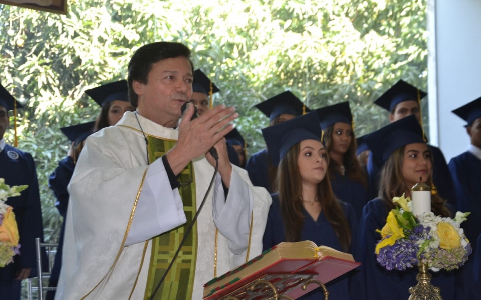 Graduandos junto a familiares y amigos.