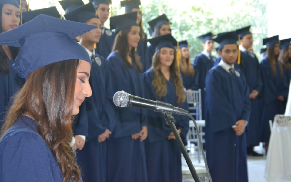 Graduandos junto a familiares y amigos.