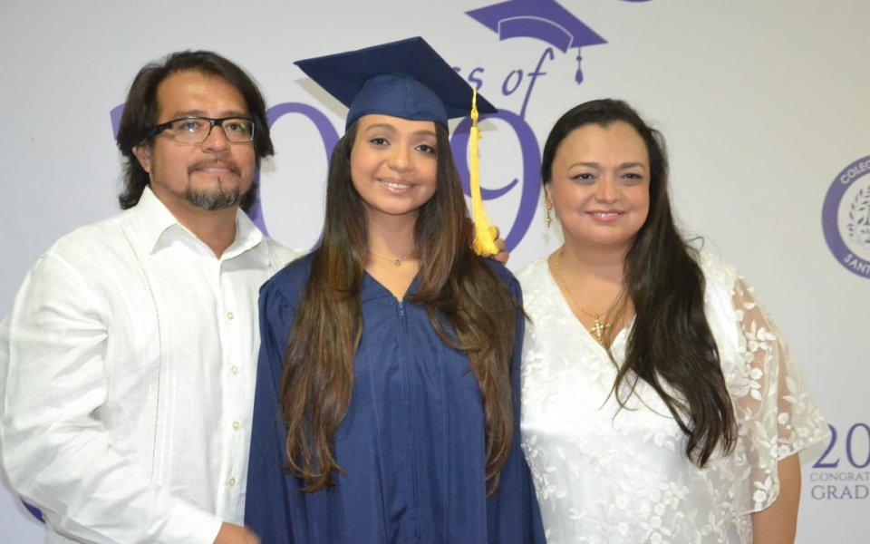 Graduandos junto a familiares y amigos.