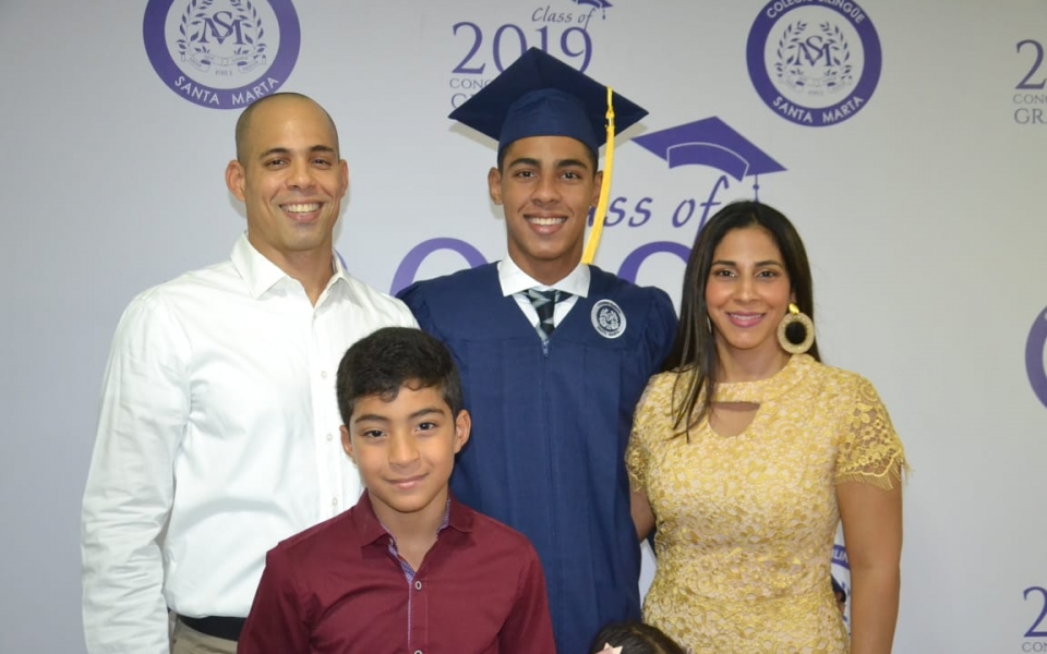 Graduandos junto a familiares y amigos.