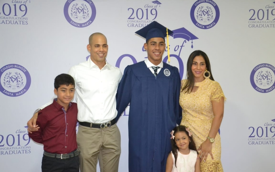 Graduandos junto a familiares y amigos.